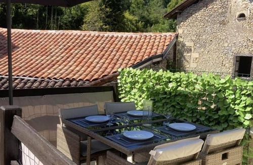 Chancelade Cottage | Templar Historic Cottage, Modern Comfort, Périgueux