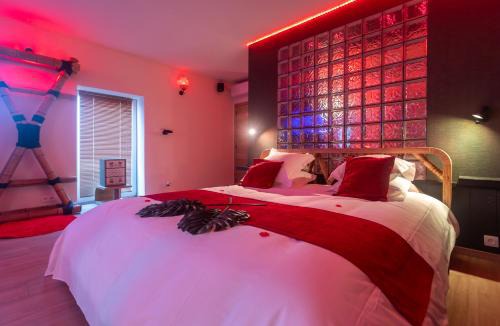 Crisnee Hotel | Temple Torii