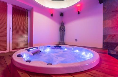 Crisnee Hotel | Temple Torii