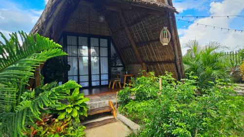 Balayan Hotel | Ten Foundations