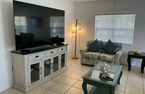 Estate Prosperity West House | Ten minute walk to the beach and with beautiful sunsets