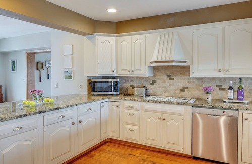 Charles City Cottage | Tennis Court & Deck: Pet-friendly Charles City Gem