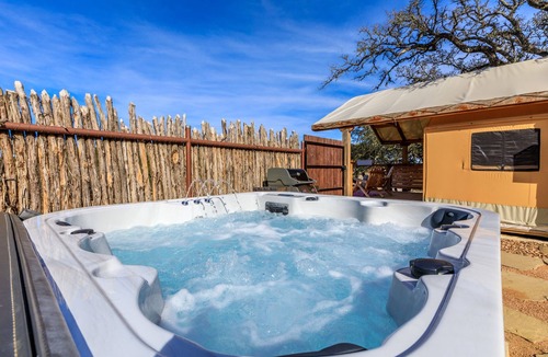 Ingram Cabin | Tent | Pool Firepit Lake Hot tub River Heat/AC