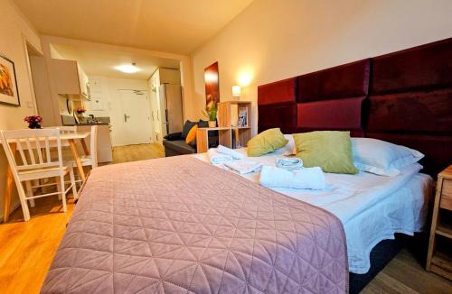 Chodov Apartment | TERRACE-VIEW 2BR PRAGUE APARTMENTS for Business & Leisure, FREE PARKING & Gym, Near Metro & Aqua Sport Centre