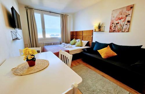 Chodov Apartment | TERRACE-VIEW PRAGUE STUDIOS for Business & Leisure, FREE PARKING, Near Metro, Gym
