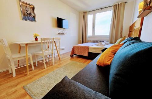 Chodov Apartment | TERRACE-VIEW PRAGUE STUDIOS for Business & Leisure, FREE PARKING, Near Metro, Gym