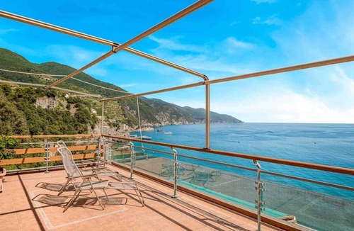 Cinque Terre Apartment | Terrazza Paradiso is a splendid house located in the Fegina area of ​Monterosso al Mare.To reach this corner of paradise, you have to tackle a shaded path made up of about 160 low steps but the effort is amply rewarded by the breathtaking view. The