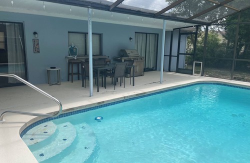 Spring Hill House | Terrific 3-bedroom house with bird caged swimming pool in Spring Hill