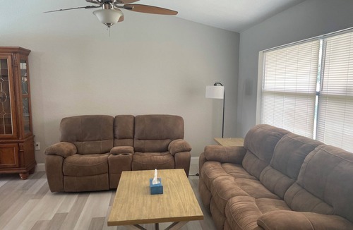 Spring Hill House | Terrific 3-bedroom house with bird caged swimming pool in Spring Hill
