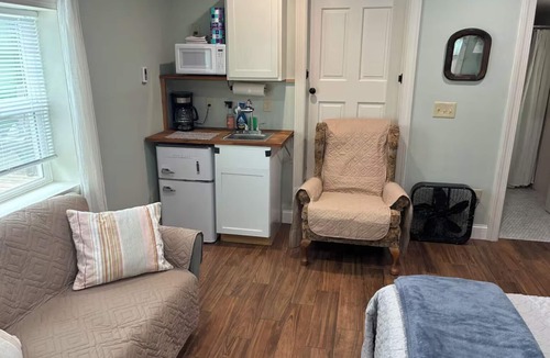 Minneapolis - St. Paul Apartment | Terrific studio space with kitchenette, patio, AC, wifi