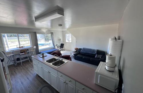 Vananda Apartment | Texada Hunter Hiker friendly suite