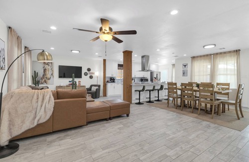 Westbury House | Texan Backyard Vibes l Cowboy Pool & BBQ l Pet-Friendly