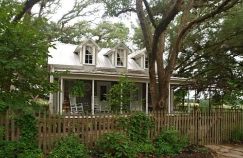 Cat Spring House | Texas Farm House getaway on BlissWood Ranch with Optional Activities & Safari!