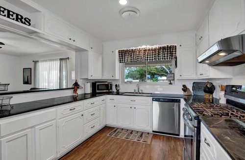 Stonewall House | Texas Wine Trail Getaway I Spacious 4-Bedroom House + Guesthouse in Stonewall