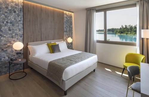 Lovadina Hotel | Thai Si