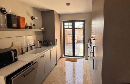 Thames Ditton Apartment | Thames Ditton Apt - Sleeps 6 - Garden & Bbq