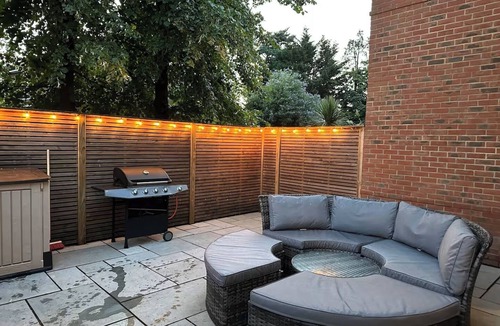 Thames Ditton Apartment | Thames Ditton Apt - Sleeps 6 - Garden & Bbq