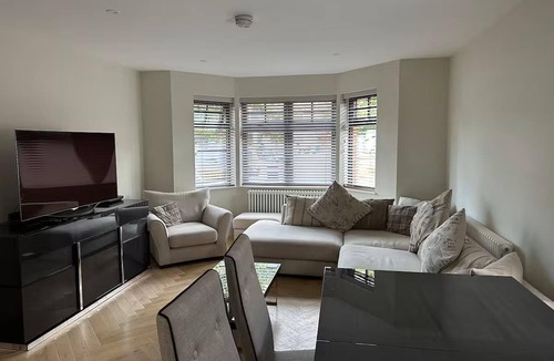 Thames Ditton Apartment | Thames Ditton Apt - Sleeps 6 - Garden & Bbq