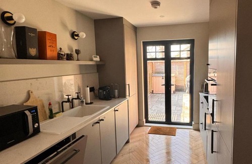Thames Ditton Apartment | Thames Ditton Apt - Sleeps 6 - Garden & Bbq