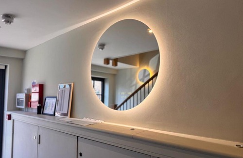 Thames Ditton Apartment | Thames Ditton Apt - Sleeps 6 - Garden & Bbq