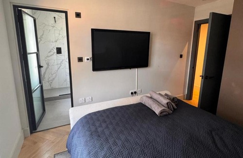 Thames Ditton Apartment | Thames Ditton Apt - Sleeps 6 - Garden & Bbq
