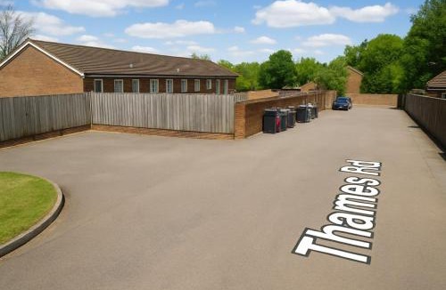 Five Oak Green House | THAMES LODGE SPACIOUS 4 BEDROOM HOUSE WITH GARDEN FREE PARKING WIFi SLEEPS 8 ENTIRE HOME