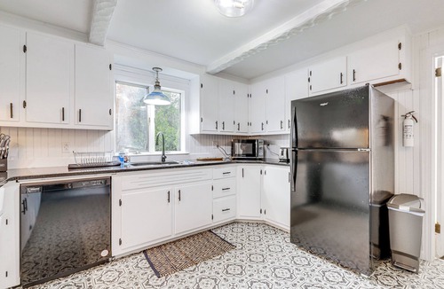 Gilman House | Thames River Fun! Sunny Retreat in Quaker Hill