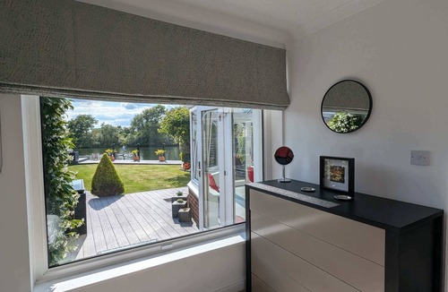Elmbridge House | Thames Riverside Retreat: A Serene 3-Bed Bungalow