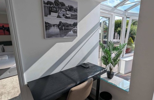 Elmbridge House | Thames Riverside Retreat: A Serene 3-Bed Bungalow