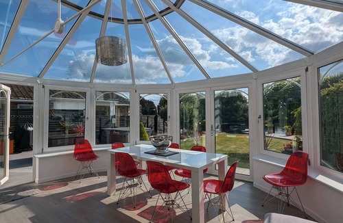 Elmbridge House | Thames Riverside Retreat: A Serene 3-Bed Bungalow
