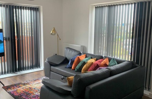 West Thurrock Apartment | Thamesview Modern Retreat