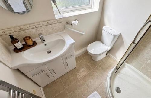 Weston on Trent House | Tharsh Peaceful Escape Double Room with Shared Bathroom