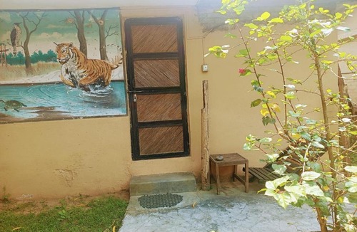 Sauraha Hotel | Tharu Lodge