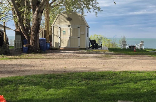 Colchester Cottage | "That 70's Cottage" (on Lake Erie!) Free Firewood!