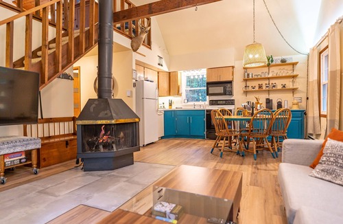 Albrightsville Cabin | That Gray House. Romantic getaway. Parks, lakes. Optional experience packages.