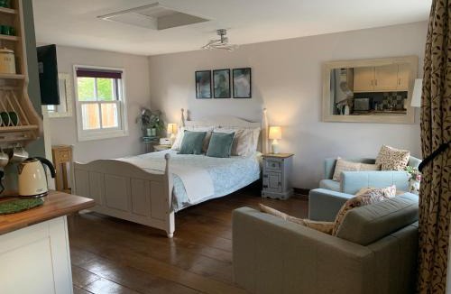 Watersfield House | Thatched Cottage