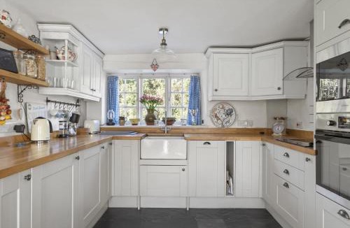 Tiverton House | Thatched Cottage & Tranquil Gardens Gated Parking