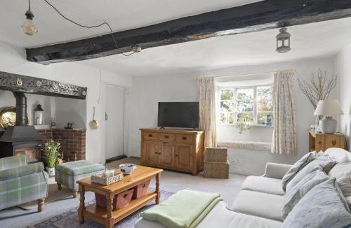 Tiverton House | Thatched Cottage & Tranquil Gardens Gated Parking