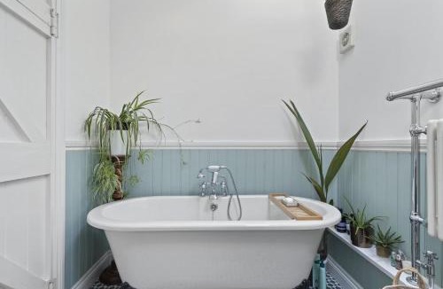 Tiverton House | Thatched Cottage & Tranquil Gardens Gated Parking