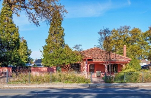 Kelseyville House | The 1925 Gunn House