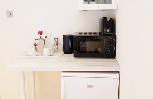 Ponders End Bed & Breakfast | The 329