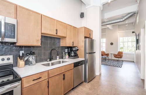 Central Business District Apartment | The 333 Suites 201 Stay for 6