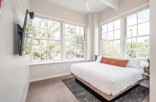 Central Business District Apartment | The 333 Suites 203 - Stay for 6