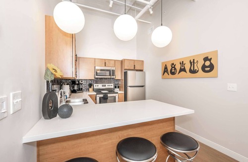Central Business District Apartment | The 333 Suites 303 Suite for 6