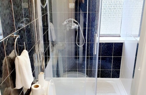 Ponders End Bed & Breakfast | The 55