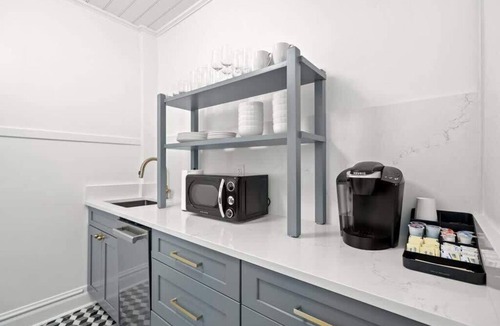 Hyde Park Apartment | The Adaline #3 | Hyde Park Apt, Steps to Bayshore!