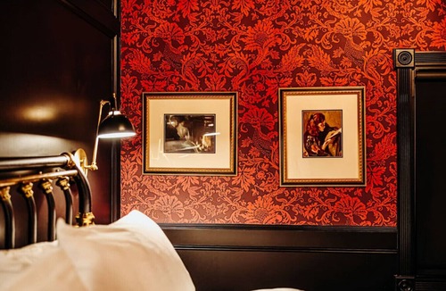 Tomahawk Hotel | The Adeline King Suite - Bootleggers Lodge on Lake Nokomis