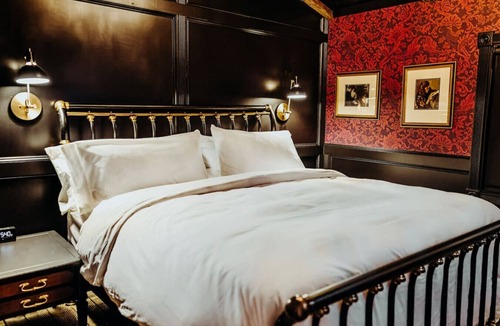 Tomahawk Hotel | The Adeline King Suite - Bootleggers Lodge on Lake Nokomis