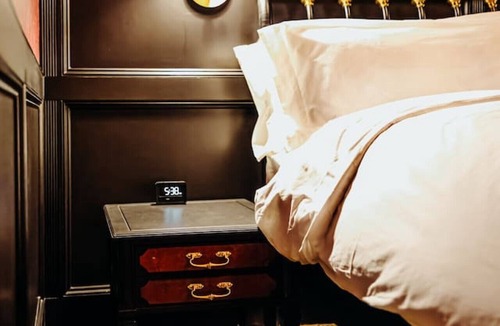 Tomahawk Hotel | The Adeline King Suite - Bootleggers Lodge on Lake Nokomis