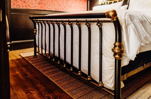 Tomahawk Hotel | The Adeline King Suite - Bootleggers Lodge on Lake Nokomis